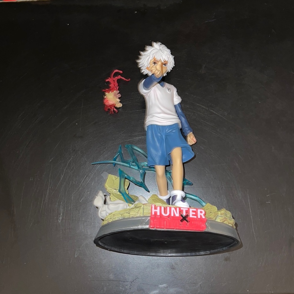 Killua statue